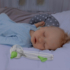Image 6/7 - Csecsemő kisfiú békésen alszik, mellette Nosiboo Eco kézi orrszívó