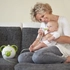 Bild 7/10 - Anyuka a kanapén ülve kisgyermeke orrát szívja Nosiboo Pro elektromos orrszívóval
