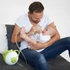 Bild 11/11 - Újdonsült apuka karjában gyermekével, Nosiboo Pro2 elektromos orrszívót használnak. 